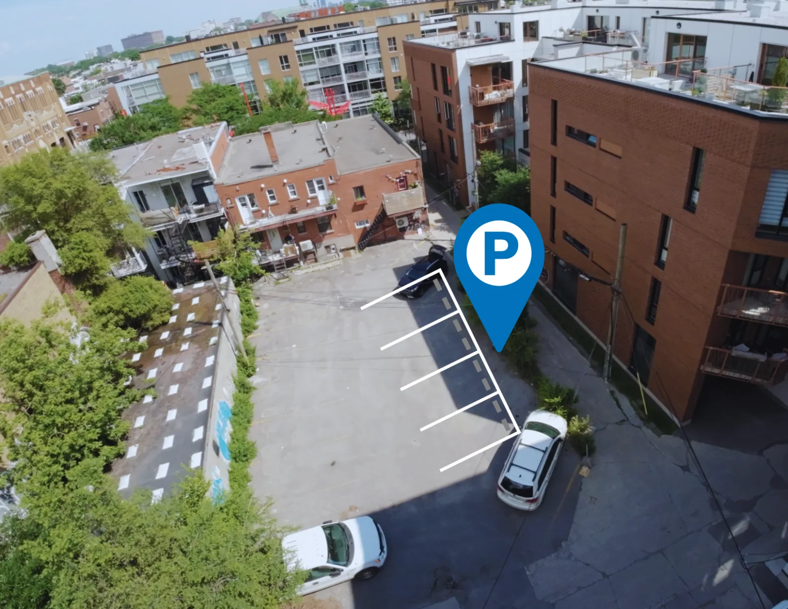Entrée du stationnement privé Skines